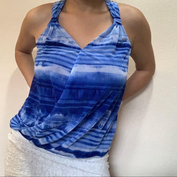 Cute dressy top💙🤍 - Picture 2 of 4